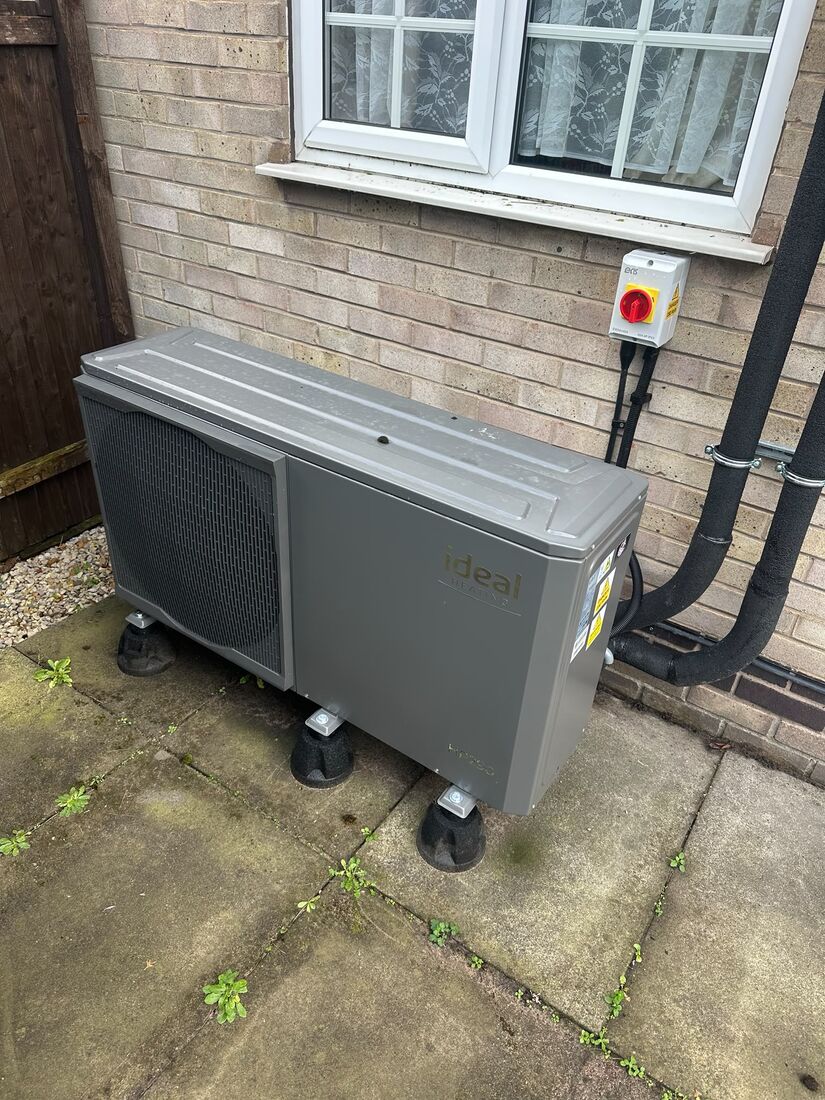 Air source heat pump installation in Farnsfield, Nottinghamshire by Qualis Energy